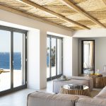 Living room with view to the beach