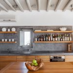 Equipped kitchen with wooden table