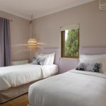 Twin bedroom in the luxury villa Camelia