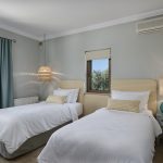 Twin bedroom in villa Levanda
