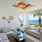 Beautiful living room with view of the garden and the palm trees