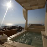 Outdoor Jacuzzi at villa Captain in Oia