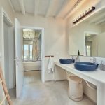 En-suite bathroom with double sinks